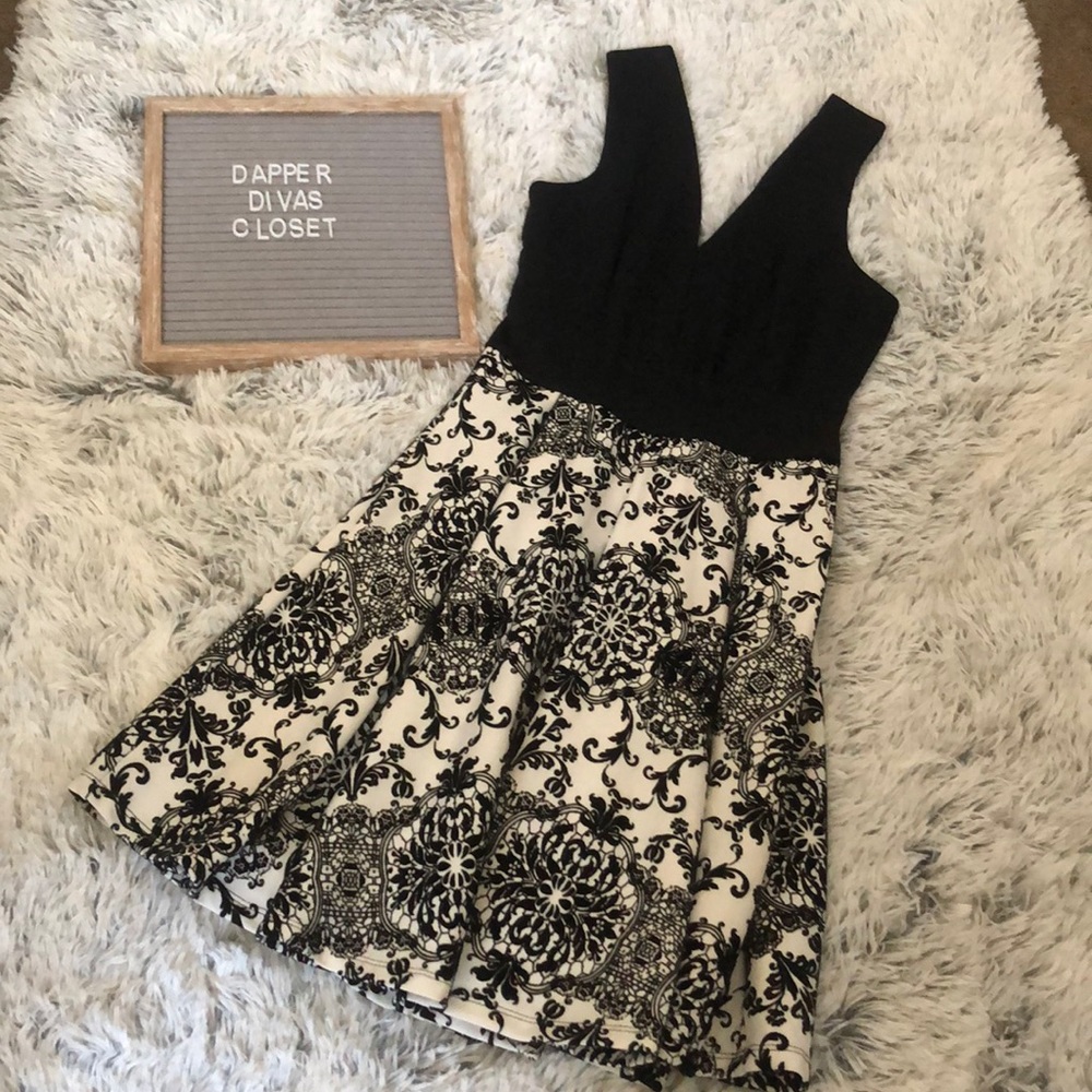 Juniors black and white dress with zipper